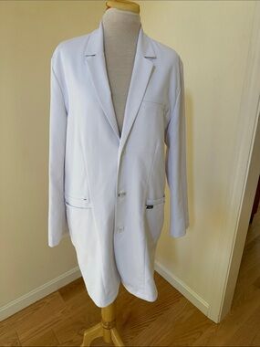 Figs men’s medium white Harlem lab coat.